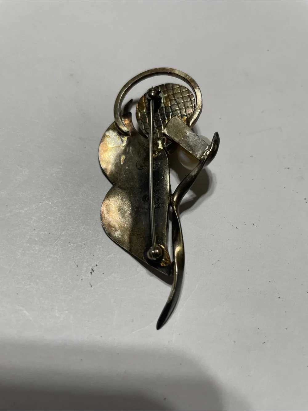 Vintage Artisan Gold-Tone Leaf Brooch with Pearl and Brown Cabochon. 8/11/6